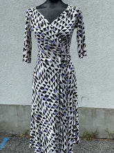 Load image into Gallery viewer, Diane Von Furstenburg Silk Wrap Vintage Dress 2
