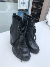 Load image into Gallery viewer, Steve Madden Lace Boots 5.5
