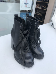 Steve Madden Lace Boots 5.5