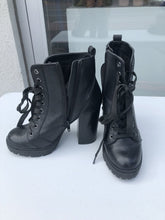 Load image into Gallery viewer, Steve Madden Lace Boots 5.5
