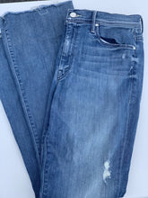 Load image into Gallery viewer, Mother bell bottom jeans 31
