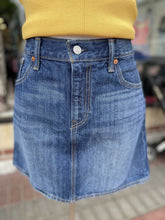 Load image into Gallery viewer, Levis denim skirt 31

