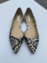 Load image into Gallery viewer, H&amp;M Snakeskin Leather Flats 41
