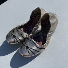 Load image into Gallery viewer, Karl Lagerfeld Cat Flats 6.5

