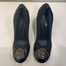 Load image into Gallery viewer, Tory Burch patent leather heels 8
