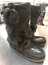 Load image into Gallery viewer, Manitobah Mukluk suede/fur boots 10
