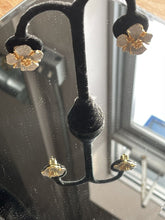 Load image into Gallery viewer, Flower sparkly earrings clip on
