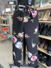 Load image into Gallery viewer, One by Chapter one floral pants M
