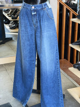 Load image into Gallery viewer, Closed Jeans 28 NWT
