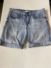 Load image into Gallery viewer, Banana Republic Boyfriend Roll Up shorts 28
