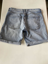 Load image into Gallery viewer, Banana Republic Boyfriend Roll Up shorts 28

