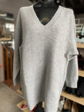 Load image into Gallery viewer, H&amp;M Sweater M
