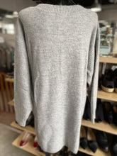 Load image into Gallery viewer, H&amp;M Sweater M
