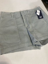 Load image into Gallery viewer, Gap shorts NWT 6
