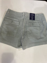 Load image into Gallery viewer, Gap shorts NWT 6
