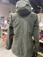 Load image into Gallery viewer, The North Face 2 in 1 light jacket M
