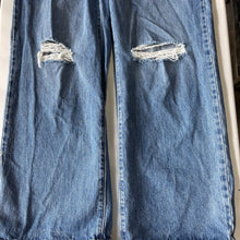 Load image into Gallery viewer, Levis High Waisted Straight Jeans 32
