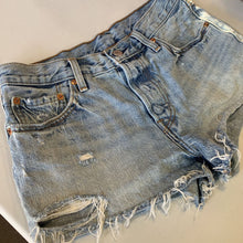Load image into Gallery viewer, Levis 501 shorts 28
