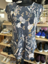 Load image into Gallery viewer, Rachel Zoe floral t-shirt M
