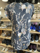 Load image into Gallery viewer, Rachel Zoe floral t-shirt M
