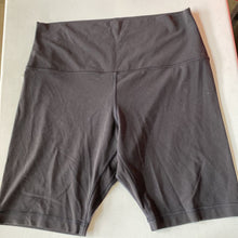 Load image into Gallery viewer, Lululemon Shorts 16
