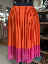 Load image into Gallery viewer, G.H Bass &amp; Co Pleated Skirt 10 NWT
