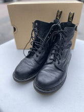 Load image into Gallery viewer, Dr. Martens Boots 9

