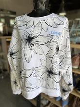 Load image into Gallery viewer, Levis floral crewneck L
