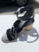 Load image into Gallery viewer, Frye &amp; Co sandals 7.5
