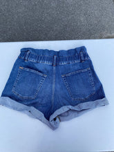 Load image into Gallery viewer, Alice &amp; Olivia denim shorts 31
