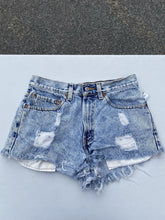 Load image into Gallery viewer, Levi&#39;s 550 Shorts 31
