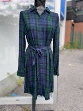 Load image into Gallery viewer, Banana Republic (outlet) plaid shirt dress 8
