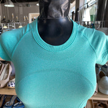 Load image into Gallery viewer, Lululemon stretchy top 4
