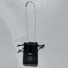 Load image into Gallery viewer, Mejuri Chain w small crystal pendent
