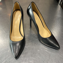 Load image into Gallery viewer, Michael Kors pumps 7
