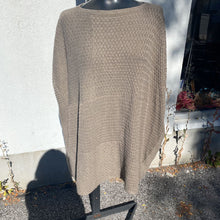 Load image into Gallery viewer, Ann Taylor poncho O/S
