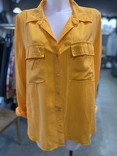 Load image into Gallery viewer, Babaton button up NWT L
