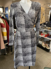 Load image into Gallery viewer, Banana Republic (outlet) Wrap Dress

