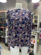 Load image into Gallery viewer, Carolina Belle floral top M
