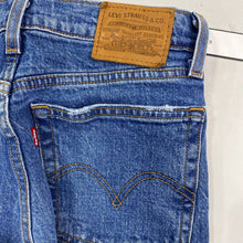 Load image into Gallery viewer, Levis Wedgie Straight jeans 24
