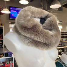 Load image into Gallery viewer, Babaton faux fur neck warmer
