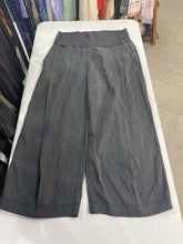 Load image into Gallery viewer, Lululemon cropped flowy pants 10

