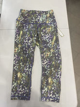 Load image into Gallery viewer, Lululemon dots/floral crop leggings 6
