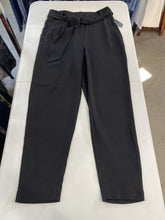 Load image into Gallery viewer, RW&amp;CO belted flowy pants NWT 6
