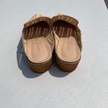 Load image into Gallery viewer, Chinese Laundry woven mules 8.5
