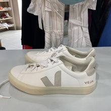 Load image into Gallery viewer, Veja sneakers 39/8
