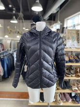 Load image into Gallery viewer, BCBG Generation light packable down jacket M

