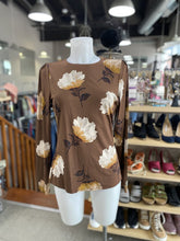 Load image into Gallery viewer, RW&amp;CO floral top M

