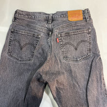 Load image into Gallery viewer, Levis 501 jeans 28
