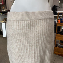 Load image into Gallery viewer, H&amp;M wool blend ribbed skirt NWT M
